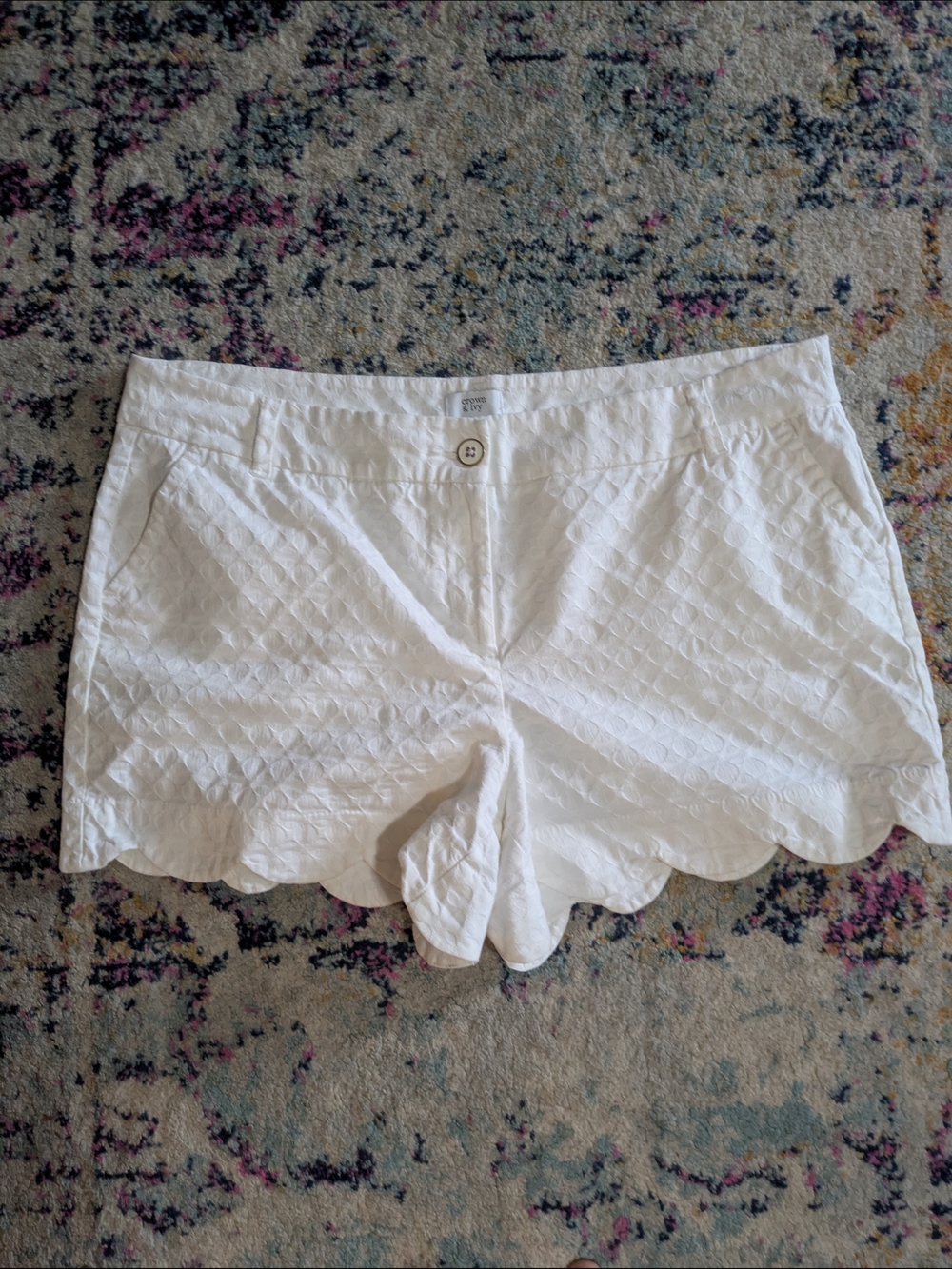 crown & ivy White Quilted Scallop-Hem Bermuda Shorts